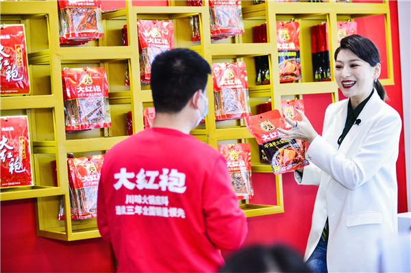 2噸巨型火鍋底料亮相！天味食品實(shí)力引爆春糖