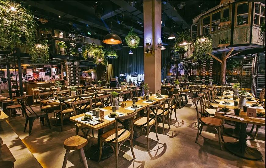 星巴克、火鍋店搶著入局的小酒館，到底好在哪里？