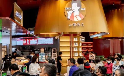 茶飲x漢服、火鍋x啤酒、咖啡x電競(jìng)，跨界聯(lián)名店又有啥新玩法？