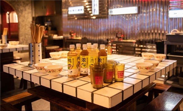 喜茶瓶裝跨界合作朱光玉火鍋，化身國(guó)慶成都熱門(mén)打卡地