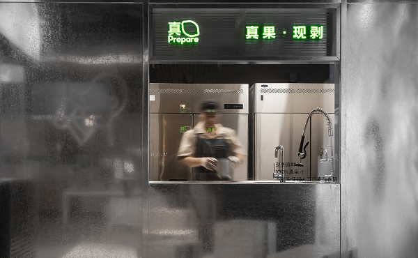 喜茶在多地門店推出真果現(xiàn)剝透明窗口，真果品質(zhì)看得見|餐飲界