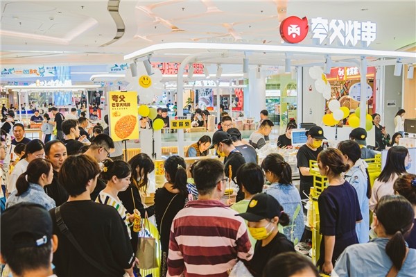 夸父炸串南京首店爆單 日銷10萬(wàn)創(chuàng)行業(yè)坪效奇跡