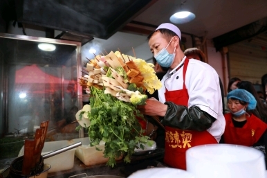 湘下佬老長沙吃貨鋪引領(lǐng)快餐小吃潮流，天水麻辣燙爆火折射消費(fèi)新趨勢