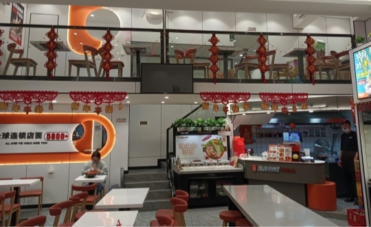柳州加盟商施洪邦：一個不會煮麻辣燙的店主，如何實現(xiàn)首日破萬？|餐飲界