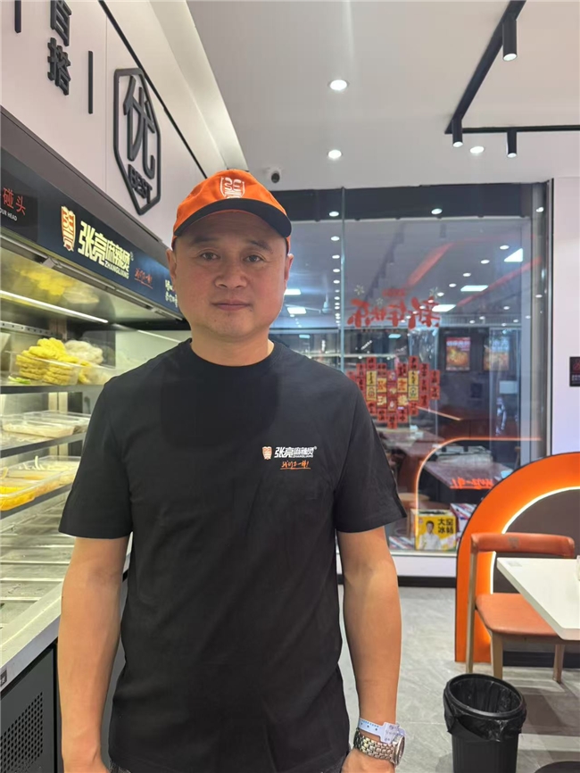 張亮麻辣燙加盟業(yè)主于海波：5年開8店，煮沸四川不靠大廚靠體系|餐飲界