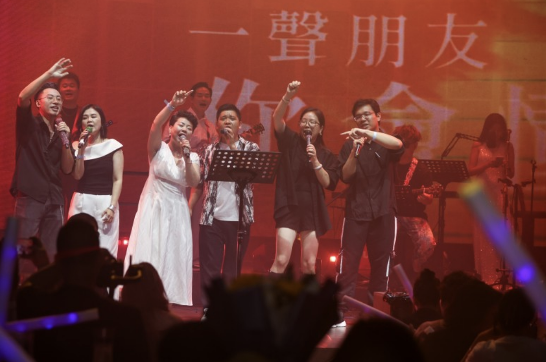 鶴九“瘋之巔”愛(ài)心音樂(lè)會(huì)奏響公益強(qiáng)音 善款點(diǎn)亮瑤鄉(xiāng)童心