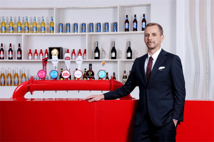 百威中國(guó)新總裁盛錦華“首秀”，高端啤酒巨頭接下來要怎么干？|餐飲界